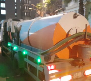 توفر الشركة تقنيات متطورة لتسليك المجاري باستخدام أجهزة الزومبا الحديثة، التي تتميز بقدرتها على الوصول إلى أعماق المواسير وفك الانسدادات الصعبة دون الحاجة لتكسير الأرضيات أو التسبب في أي أضرار للمواسير. وتضمن هذه الخدمة تنظيف الشبكة بشكل كامل وإزالة الرواسب والدهون المتراكمة. الاستعانة بخدمة زومبا تسليك مجاري بالرياض شركة لميس المملكة تضمن لك سرعة إنجاز العمل وجودة عالية، حيث تعتمد الشركة على فريق متخصص يمتلك خبرة واسعة في التعامل مع مختلف أنواع شبكات الصرف الصحي داخل المنازل والمباني التجارية. كما يمكن للعملاء التواصل مع الشركة عبر الرقم 0505837421 للحصول على خدمات احترافية في أي وقت. ما هي تقنية الزومبا في تسليك المجاري تقنية الزومبا هي أحد الحلول الحديثة المستخدمة في تسليك المجاري، والتي تعتمد على أجهزة متطورة تقوم بإدخال أدوات خاصة داخل المواسير لتفتيت الرواسب والشوائب المتراكمة مثل الدهون وبقايا الطعام. تتميز هذه التقنية بقدرتها على الوصول إلى المناطق العميقة داخل المواسير، والتي يصعب الوصول إليها بالطرق التقليدية. كما أنها تساعد في تنظيف المواسير من الداخل بشكل كامل دون التسبب في أي تلفيات، وهو ما يجعلها الخيار الأمثل لحل الانسدادات الكبيرة والصعبة. تستخدم شركة زومبا تسليك مجاري بالرياض شركة لميس المملكة أحدث أجهزة الزومبا التي تتميز بالدقة والفاعلية في إزالة جميع أنواع الانسدادات، سواء كانت في شبكات منزلية صغيرة أو في مبانٍ تجارية كبيرة. ويتم تنفيذ عملية التسليك بواسطة فنيين مدربين يمتلكون خبرة كبيرة في استخدام الأجهزة الحديثة، لضمان تحقيق أفضل النتائج بأمان وسرعة. أسباب انسداد المجاري في المنازل هناك العديد من الأسباب التي تؤدي إلى انسداد المجاري داخل المنازل، مما يجعل الحاجة إلى خدمات زومبا تسليك مجاري بالرياض أمرًا ضروريًا. ومن أبرز هذه الأسباب: تراكم الدهون والزيوت: يؤدي التخلص من بقايا الطعام والزيوت داخل حوض المطبخ إلى تراكم طبقات سميكة داخل المواسير مع مرور الوقت، مما يقلل من تدفق المياه ويسبب انسدادها. إلقاء المواد الصلبة: مثل المناديل الورقية، البلاستيك، أو قطع الطعام الكبيرة، والتي تمنع مرور المياه بشكل طبيعي داخل شبكة الصرف. جذور الأشجار: في بعض الحالات، تتسلل جذور الأشجار إلى داخل المواسير وتتسبب في انسدادها أو كسرها. الأعطال الميكانيكية: الشبكات القديمة أو التالفة قد تسبب تراكم الرواسب وحدوث انسداد بشكل أسرع من الشبكات الحديثة. وبناءً على ذلك، تعتبر خدمات زومبا تسليك مجاري بالرياض شركة لميس المملكة الحل الأمثل للتعامل مع جميع أنواع الانسدادات باستخدام أحدث الأجهزة والتقنيات الحديثة. خطوات زومبا تسليك المجاري الاحترافية تعتمد شركة زومبا تسليك مجاري بالرياض شركة لميس المملكة خطوات مدروسة لضمان تسليك المجاري بكفاءة وإعادة تدفق المياه بشكل طبيعي. الفحص الأولي: يقوم الفريق بفحص شبكة الصرف لتحديد موقع الانسداد بدقة باستخدام أجهزة متطورة وكاميرات داخل المواسير. تشغيل أجهزة الزومبا: يتم إدخال جهاز الزومبا داخل المواسير لتفتيت الرواسب والدهون المتراكمة. تفتيت الانسدادات الصعبة: تدور أدوات الزومبا بسرعة داخل المواسير لتكسير أي انسداد صعب دون التسبب في تلف المواسير. التنظيف النهائي: بعد إزالة الانسدادات، يتم شطف المواسير بالماء لضمان إزالة جميع الرواسب. المعالجة والتعقيم: لضمان عدم تراكم البكتيريا والطحالب، تقوم الشركة بعملية تعقيم كاملة للشبكة بعد التسليك. بهذه الطريقة، تضمن شركة زومبا تسليك مجاري بالرياض شركة لميس المملكة الحصول على شبكة صرف نظيفة وصحية تعمل بكفاءة عالية. علامات تدل على انسداد المجاري قد لا يلاحظ بعض الأشخاص وجود انسداد في المجاري إلا بعد ظهور مشكلات مزعجة، ولذلك تقدم شركة زومبا تسليك مجاري بالرياض شركة لميس المملكة قائمة بأهم العلامات التي تشير إلى ضرورة التدخل الفوري: بطء تصريف المياه: إذا لاحظت أن المياه تختفي ببطء في الأحواض أو الحمامات. روائح كريهة: ظهور روائح غير محببة بالقرب من الخزانات أو الأحواض. ارتداد المياه: تجمع المياه على الأرضية عند استخدام الصرف. أصوات غير طبيعية: سماع أصوات غريبة داخل المواسير عند مرور المياه. في حال ملاحظة أي من هذه العلامات، يجب التواصل فورًا مع شركة زومبا تسليك مجاري بالرياض شركة لميس المملكة عبر الرقم 0505837421 للحصول على خدمة احترافية وسريعة. مميزات التعامل مع شركة لميس المملكة تتميز شركة زومبا تسليك مجاري بالرياض شركة لميس المملكة بالعديد من المميزات التي تجعلها الخيار الأمثل للكثير من العملاء: خبرة واسعة: سنوات طويلة من العمل في تسليك المجاري ومعالجة الانسدادات في المنازل والمباني التجارية. معدات حديثة: استخدام أجهزة الزومبا والمضخات وأدوات الضغط العالي لضمان إزالة الانسدادات بسرعة وكفاءة. فريق متخصص: الفنيون مدربون على أعلى مستوى للتعامل مع جميع أنواع الانسدادات والأعطال. استجابة سريعة: تقديم خدمات الطوارئ بشكل سريع وفعال. أسعار مناسبة: تقديم خدمات عالية الجودة بأسعار تنافسية لجميع العملاء في الرياض. تغطية واسعة: خدمة العملاء في جميع أحياء ومناطق الرياض السكنية والتجارية.